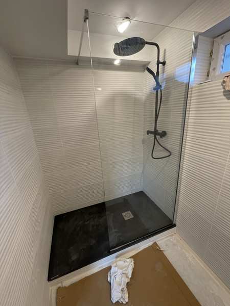 Rénovation salle de bain Lyon - carrelage blanc douche italienne