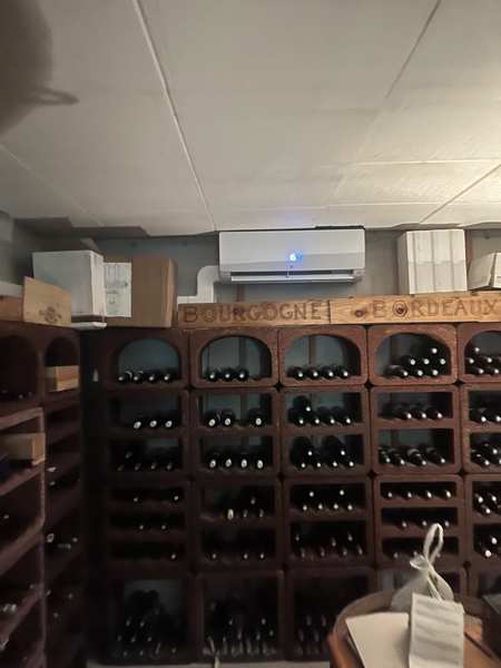 Pose climatisation split mural Lyon - cave à vin