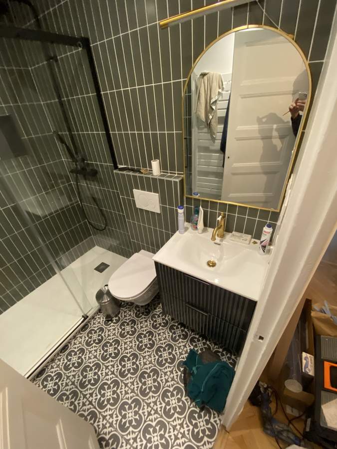 Salle de bain carrelage vert robinetterie dorée Lyon