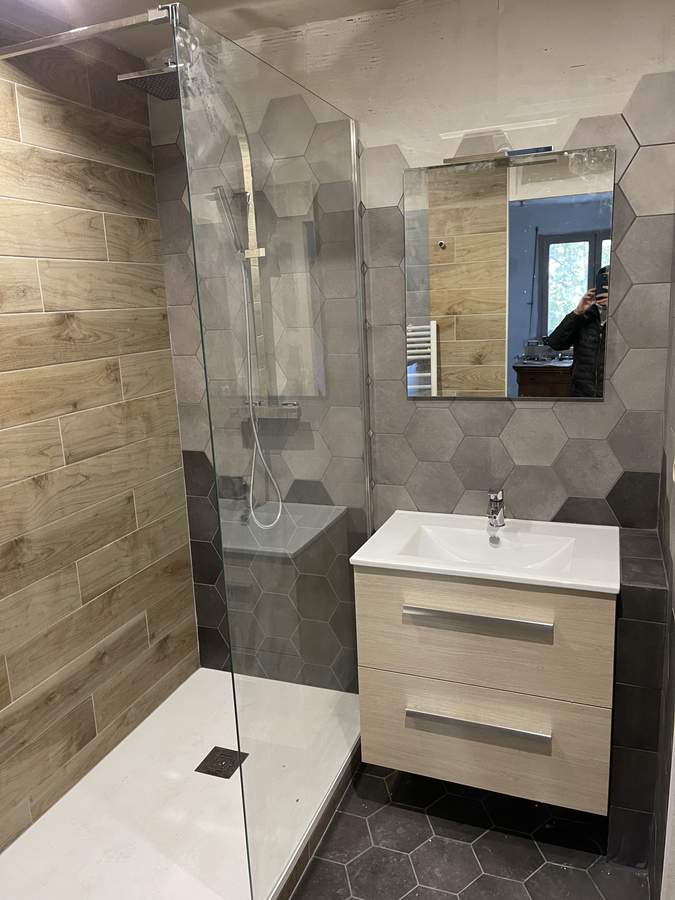 Salle de bain carrelage hexagonal bois Lyon